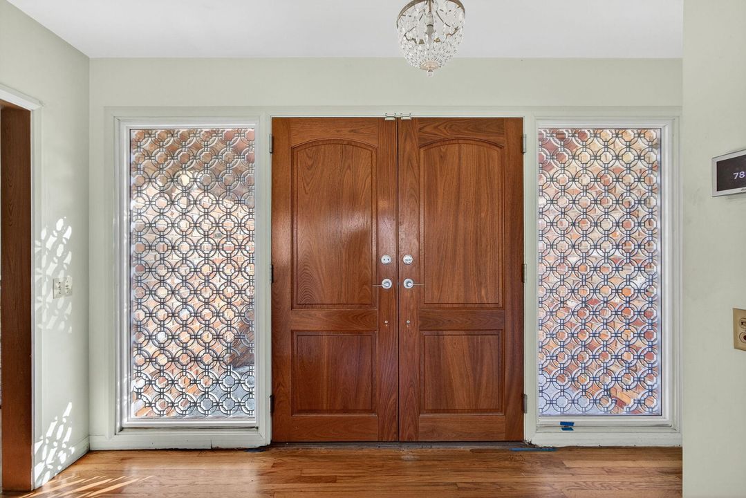 For Sale: $999,000 (3 beds, 2 baths, 2596 Square Feet)