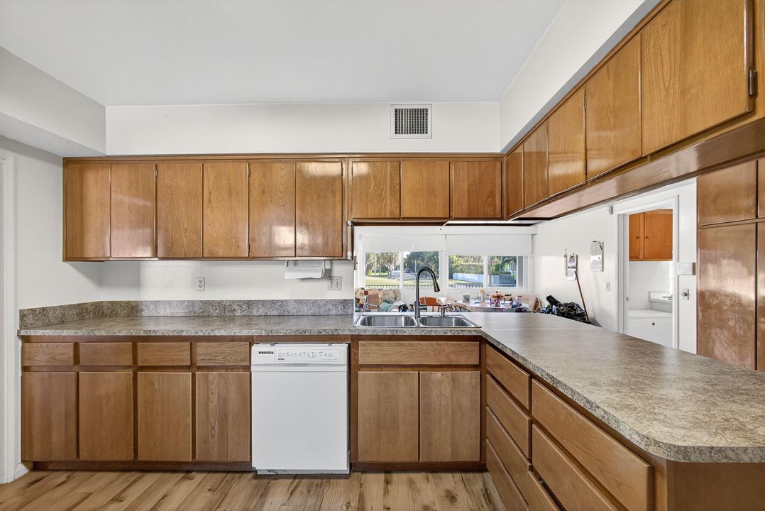 For Sale: $999,000 (3 beds, 2 baths, 2596 Square Feet)