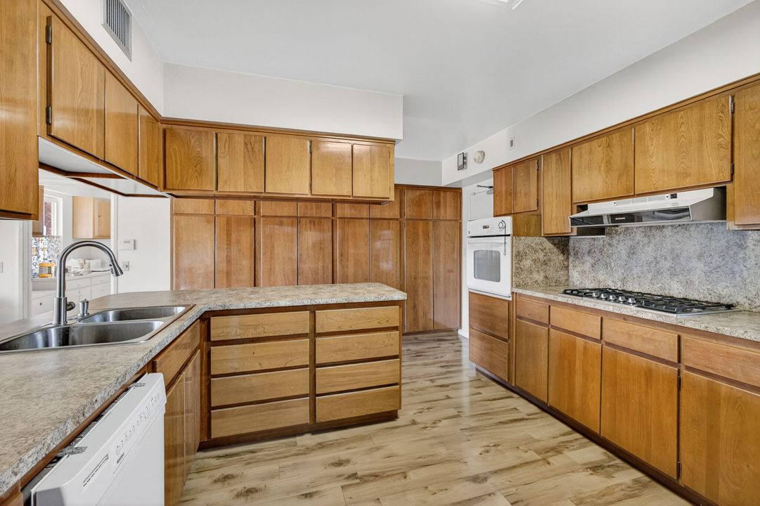 For Sale: $999,000 (3 beds, 2 baths, 2596 Square Feet)