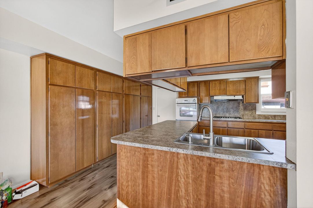 For Sale: $999,000 (3 beds, 2 baths, 2596 Square Feet)