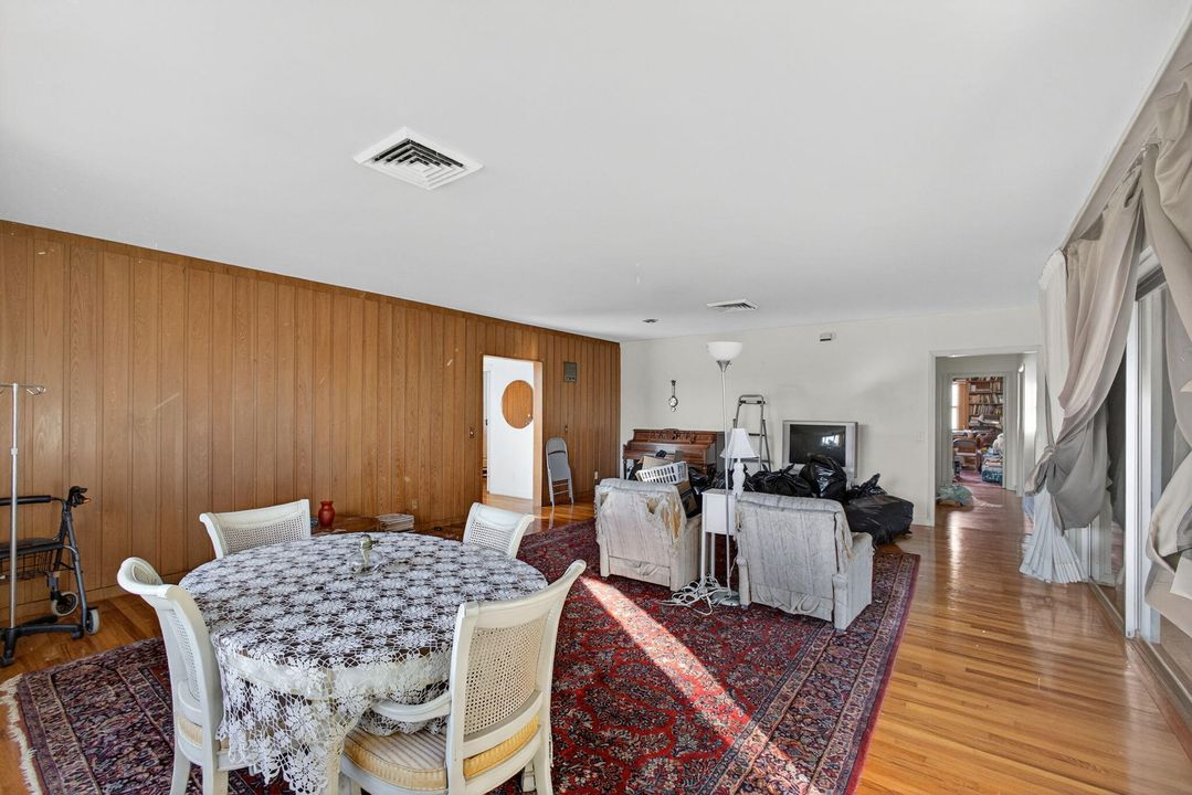 For Sale: $999,000 (3 beds, 2 baths, 2596 Square Feet)