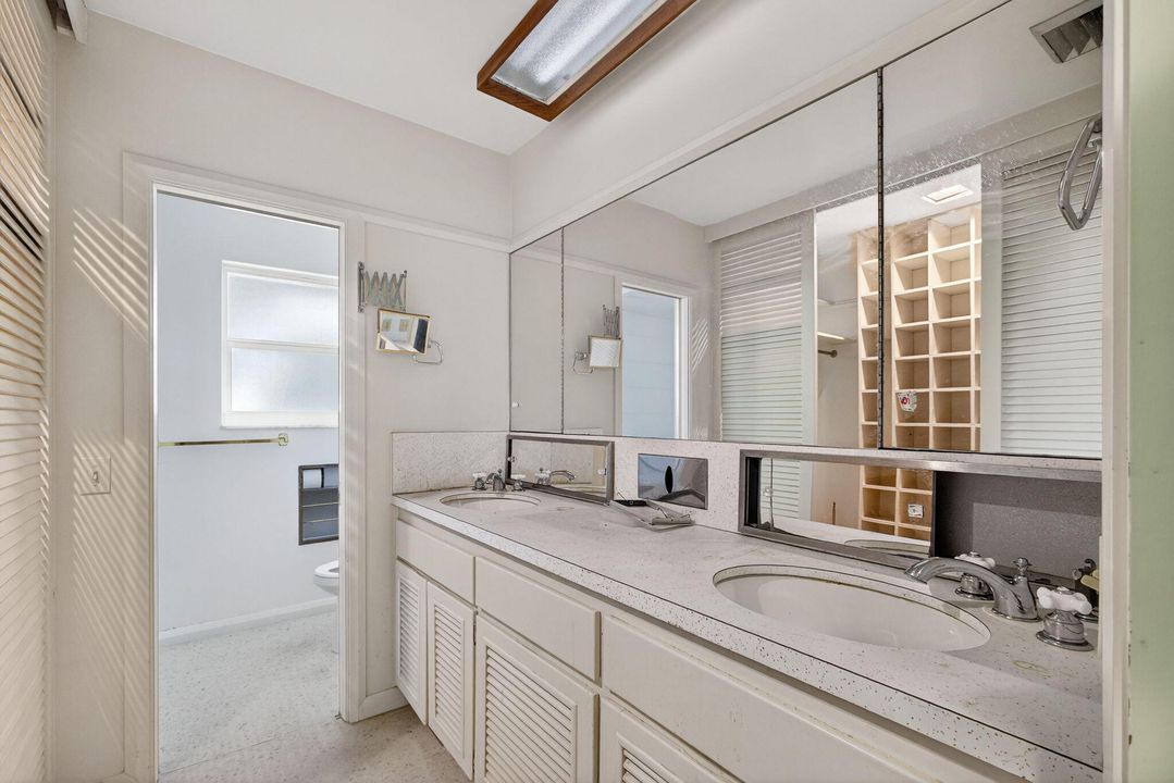 For Sale: $999,000 (3 beds, 2 baths, 2596 Square Feet)