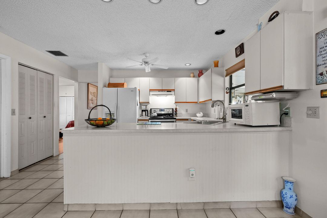 Active With Contract: $345,000 (2 beds, 2 baths, 1556 Square Feet)