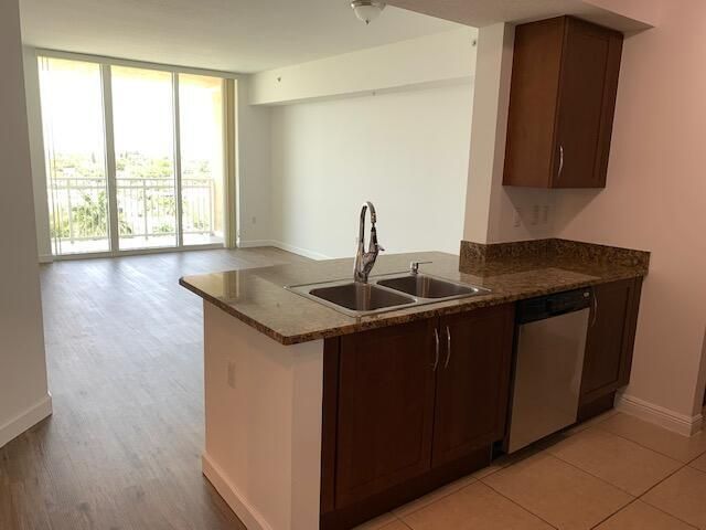 For Sale: $269,900 (1 beds, 1 baths, 805 Square Feet)