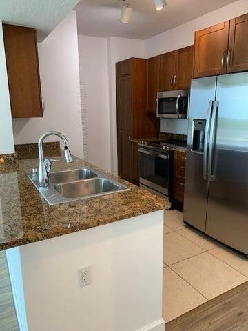 For Sale: $269,900 (1 beds, 1 baths, 805 Square Feet)
