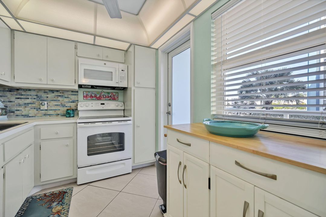 For Sale: $469,000 (2 beds, 2 baths, 1100 Square Feet)