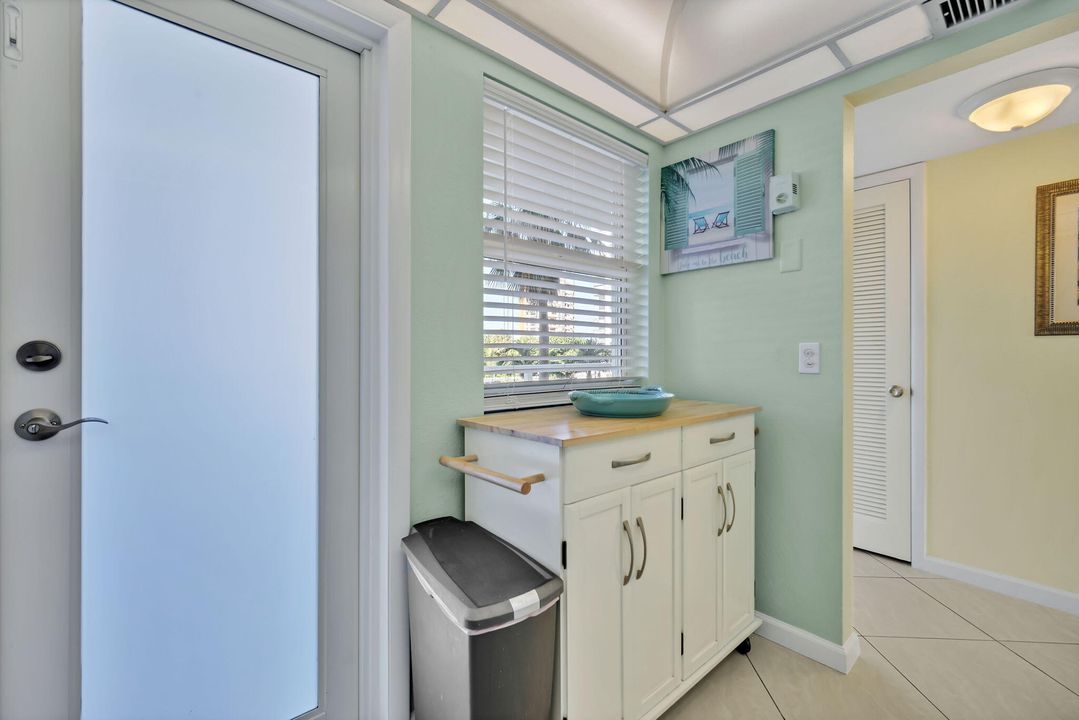 For Sale: $469,000 (2 beds, 2 baths, 1100 Square Feet)