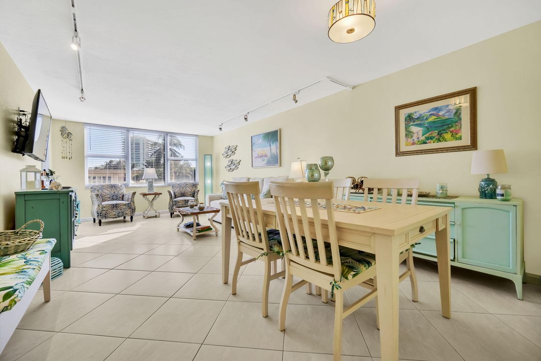 For Sale: $469,000 (2 beds, 2 baths, 1100 Square Feet)