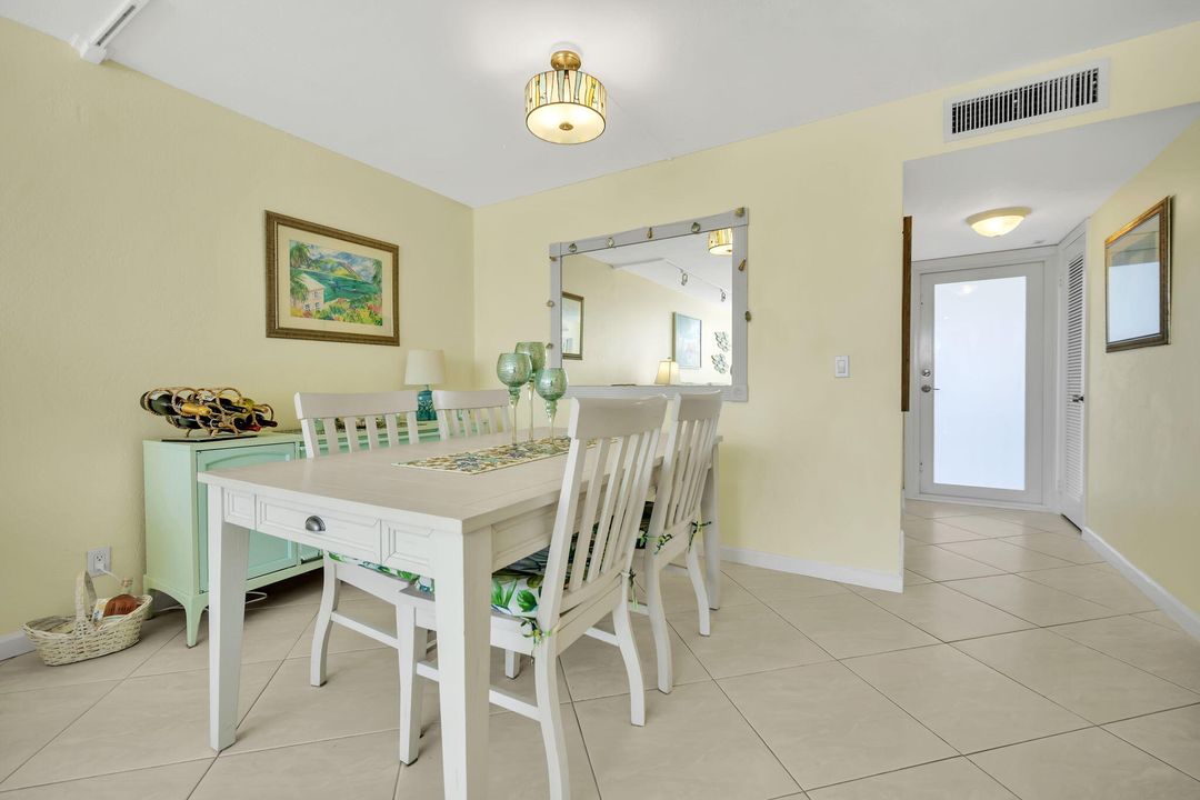 For Sale: $469,000 (2 beds, 2 baths, 1100 Square Feet)