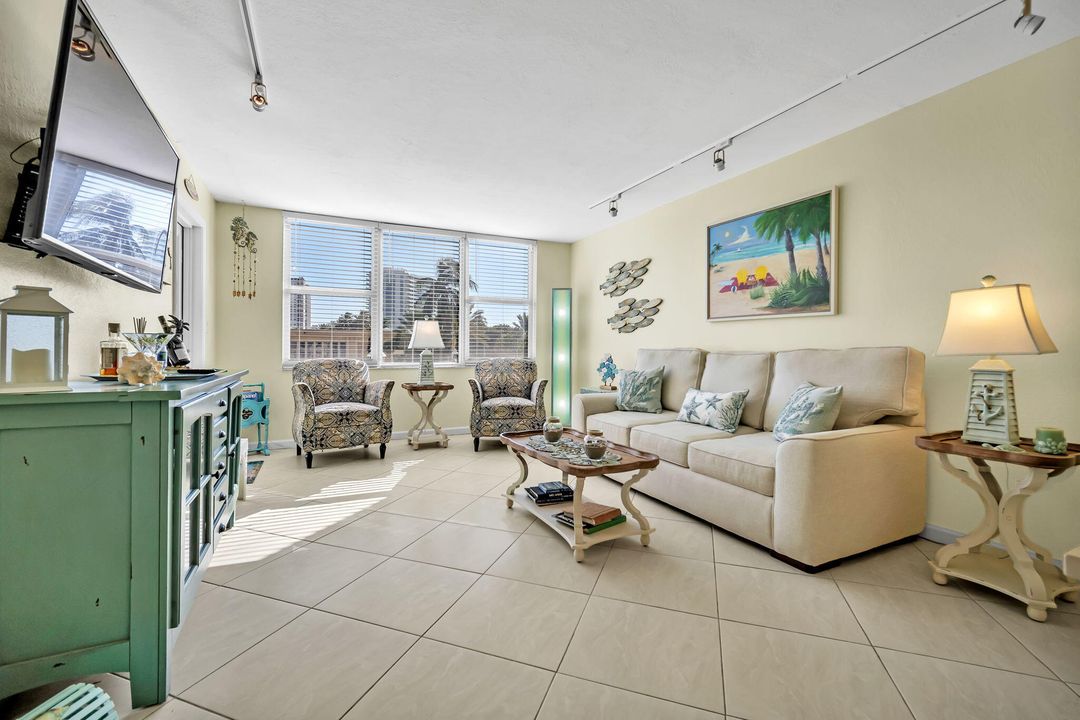 For Sale: $469,000 (2 beds, 2 baths, 1100 Square Feet)