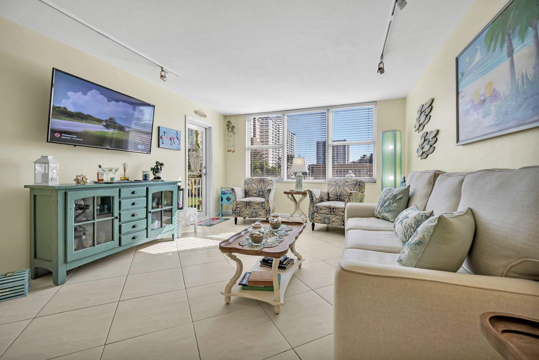 For Sale: $469,000 (2 beds, 2 baths, 1100 Square Feet)