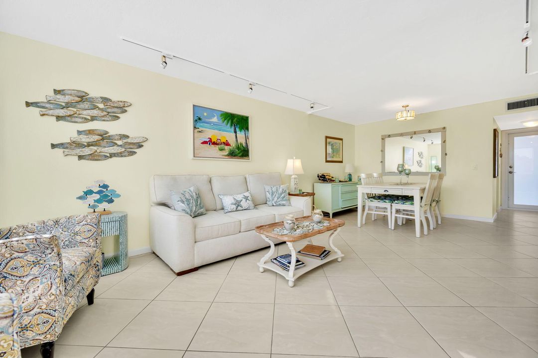 For Sale: $469,000 (2 beds, 2 baths, 1100 Square Feet)