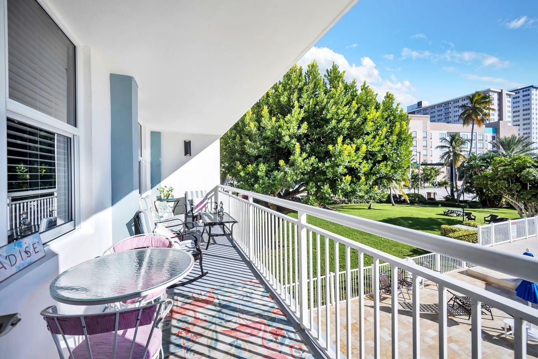 For Sale: $469,000 (2 beds, 2 baths, 1100 Square Feet)