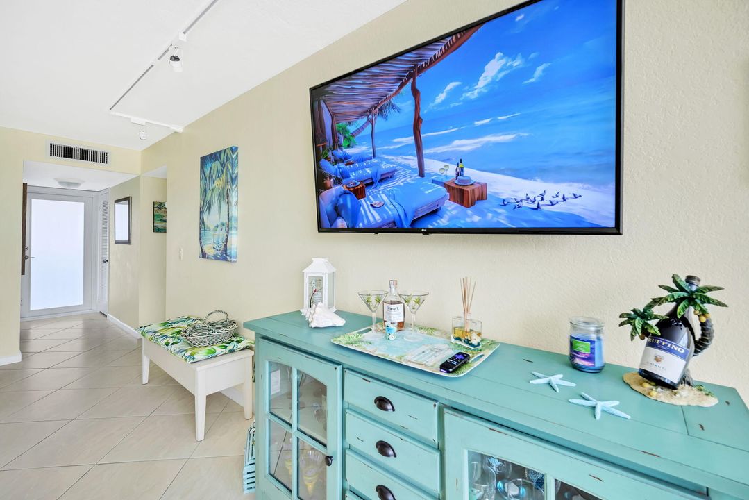 For Sale: $469,000 (2 beds, 2 baths, 1100 Square Feet)