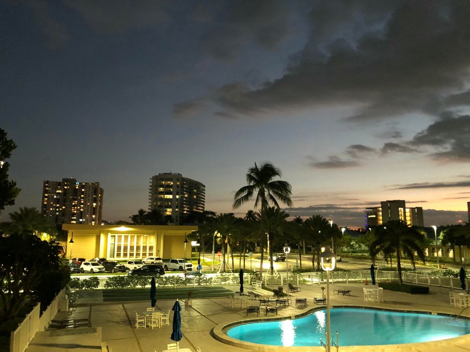 For Sale: $469,000 (2 beds, 2 baths, 1100 Square Feet)