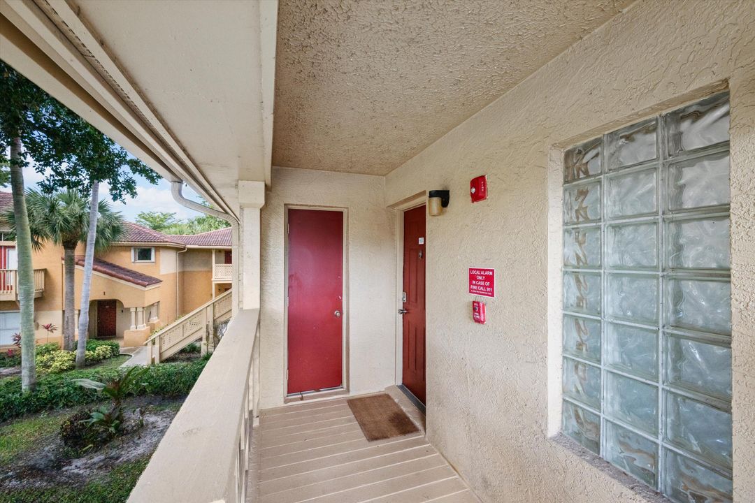 For Sale: $239,500 (2 beds, 2 baths, 904 Square Feet)