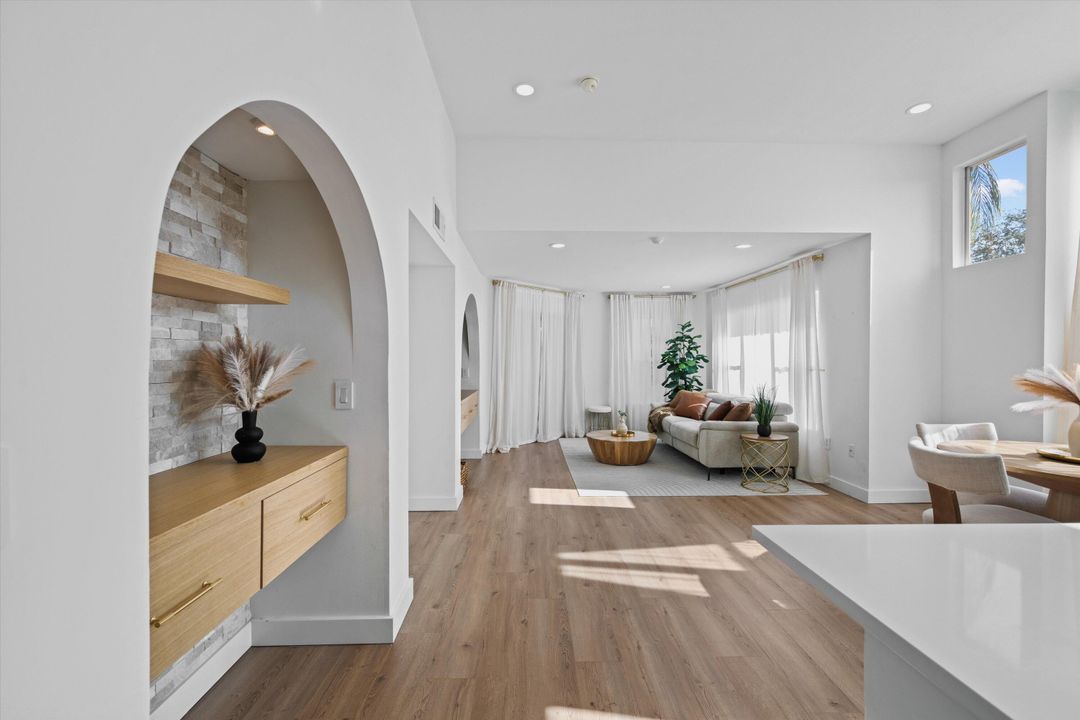 For Sale: $239,500 (2 beds, 2 baths, 904 Square Feet)