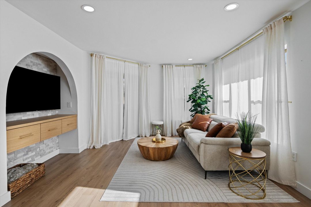 For Sale: $239,500 (2 beds, 2 baths, 904 Square Feet)