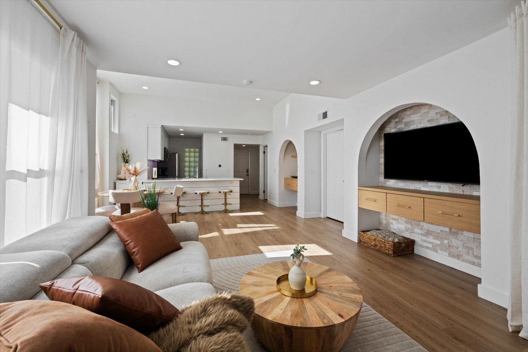 For Sale: $239,500 (2 beds, 2 baths, 904 Square Feet)