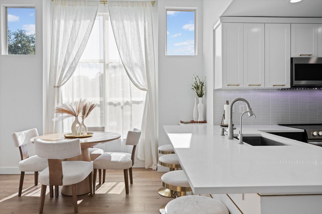 For Sale: $239,500 (2 beds, 2 baths, 904 Square Feet)