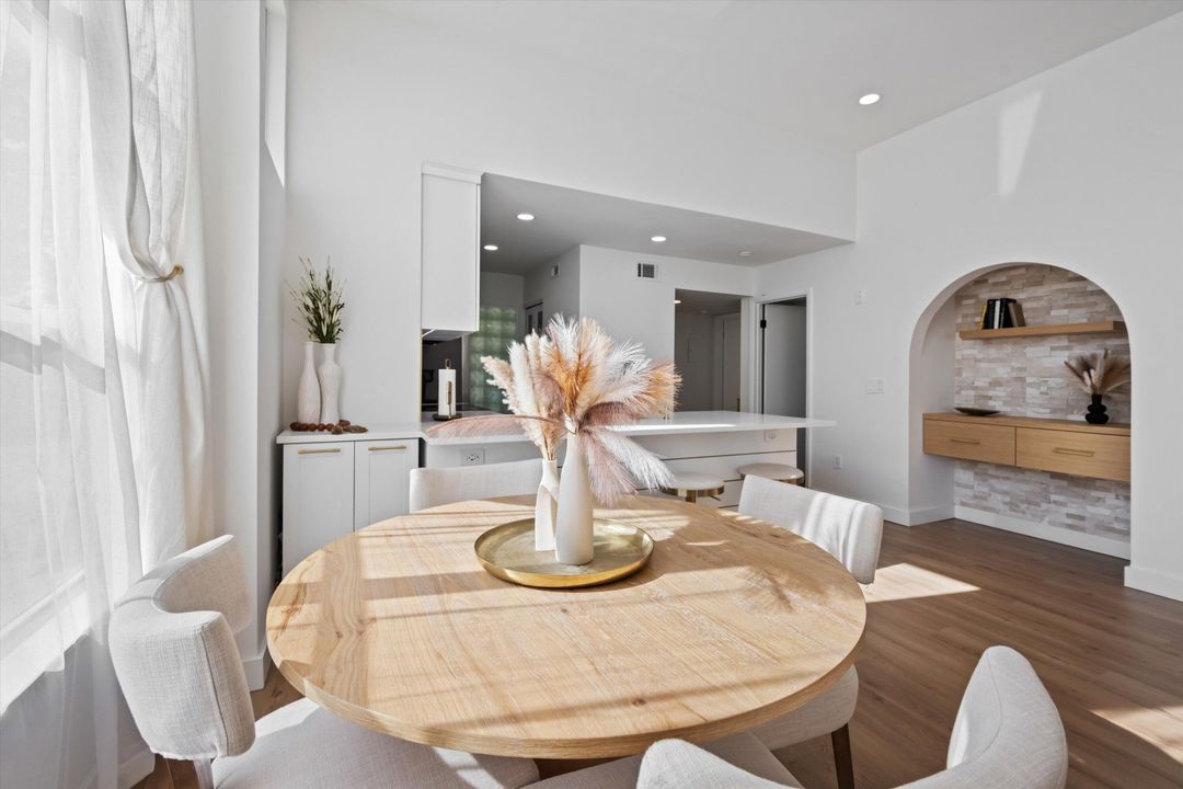 For Sale: $239,500 (2 beds, 2 baths, 904 Square Feet)