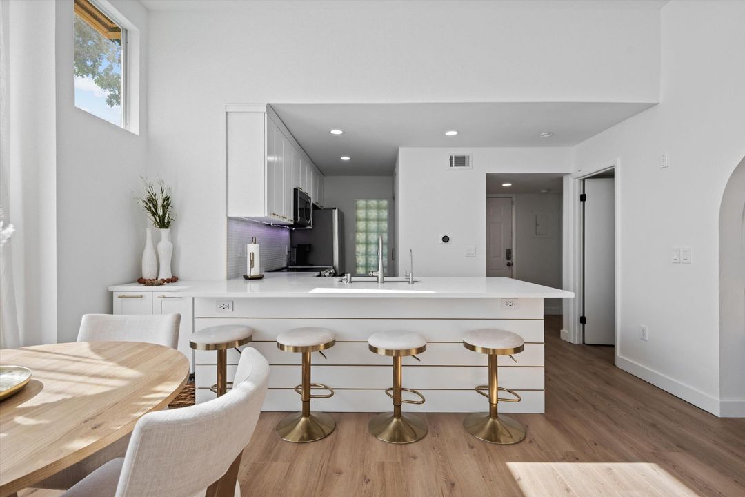 For Sale: $239,500 (2 beds, 2 baths, 904 Square Feet)