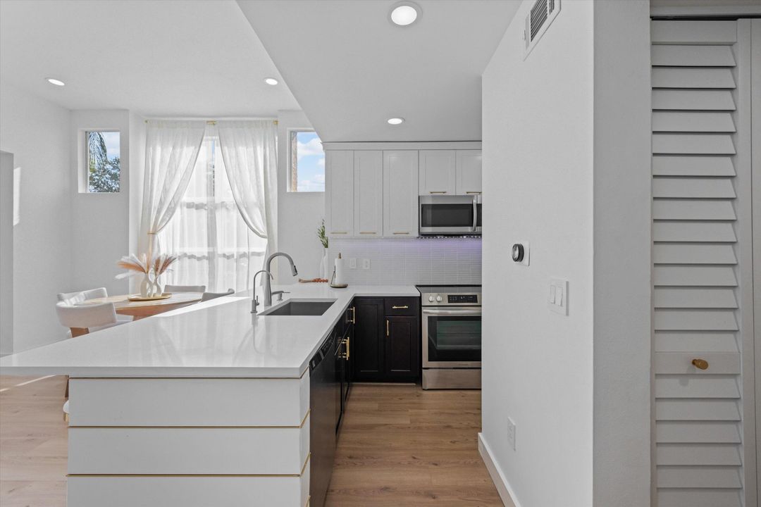 For Sale: $239,500 (2 beds, 2 baths, 904 Square Feet)