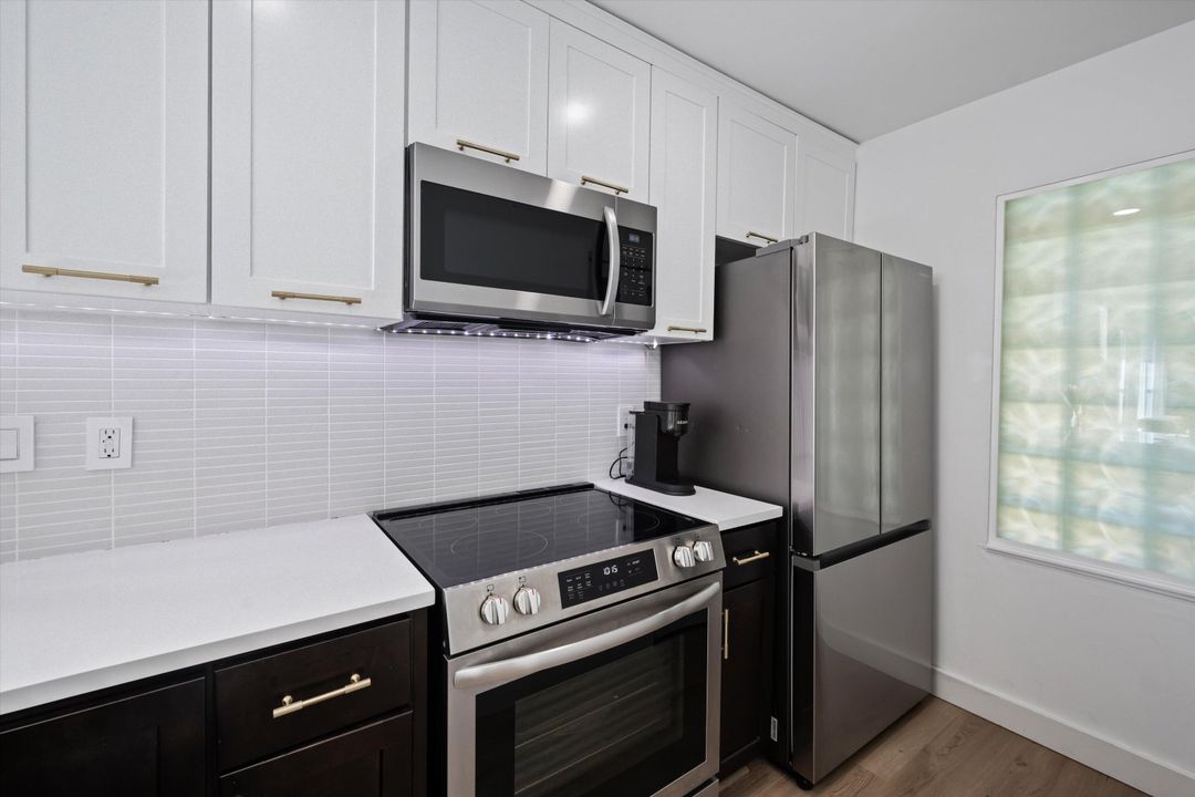 For Sale: $239,500 (2 beds, 2 baths, 904 Square Feet)