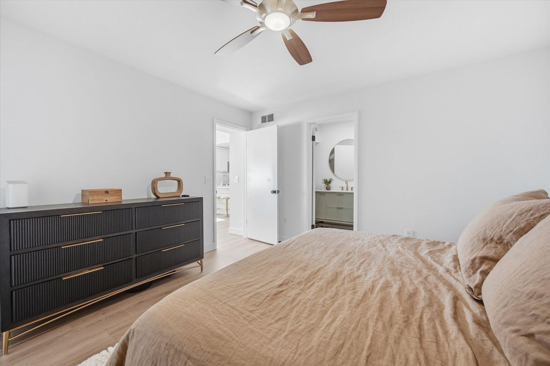 For Sale: $239,500 (2 beds, 2 baths, 904 Square Feet)