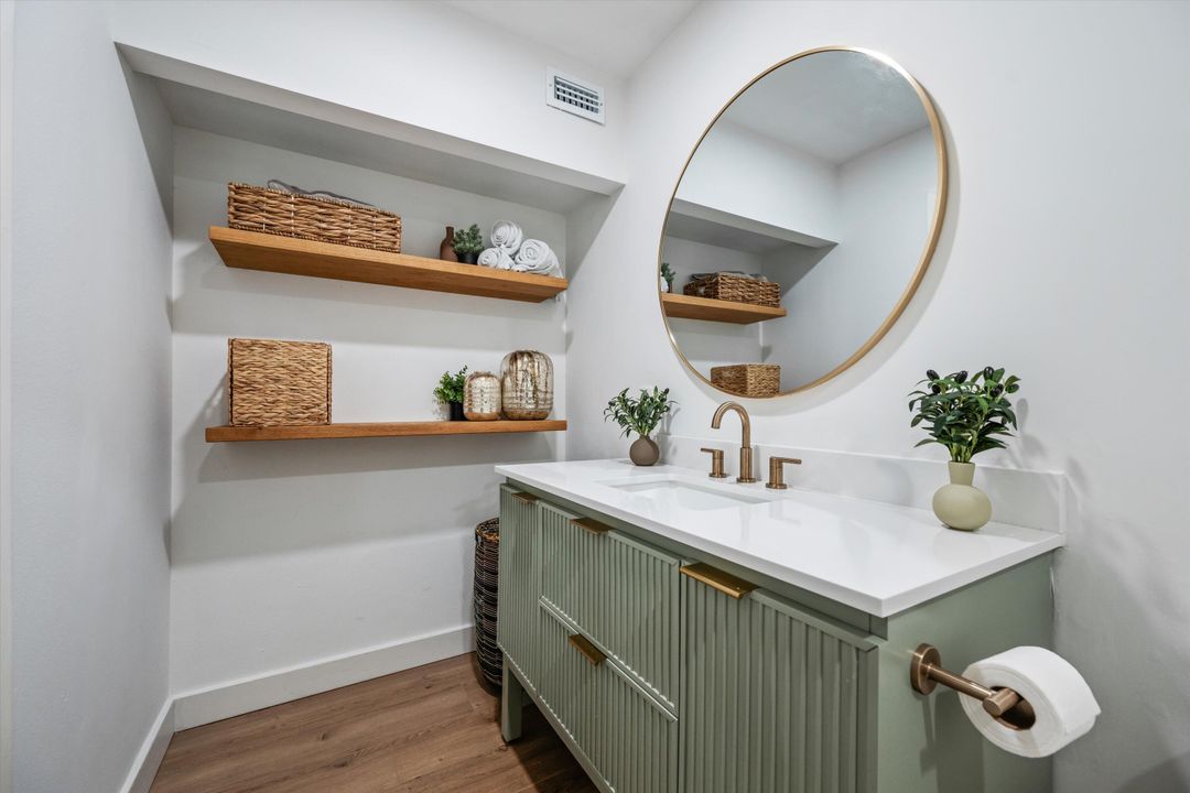 For Sale: $239,500 (2 beds, 2 baths, 904 Square Feet)