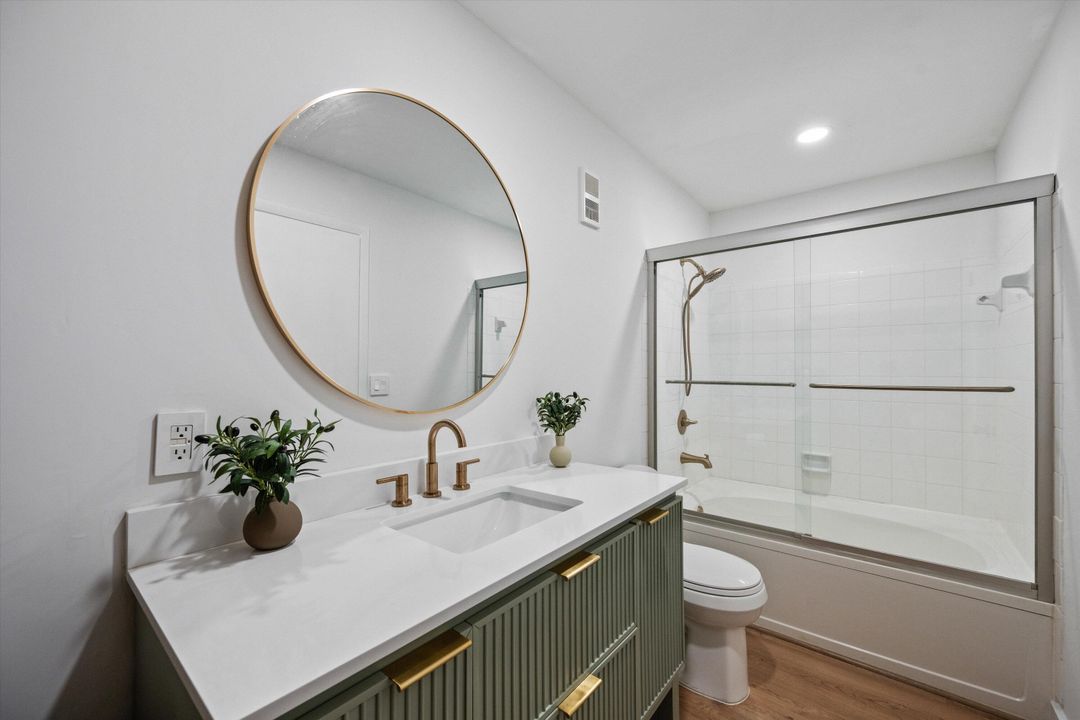 For Sale: $239,500 (2 beds, 2 baths, 904 Square Feet)