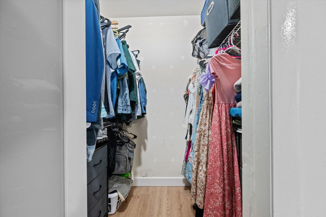 For Sale: $239,500 (2 beds, 2 baths, 904 Square Feet)