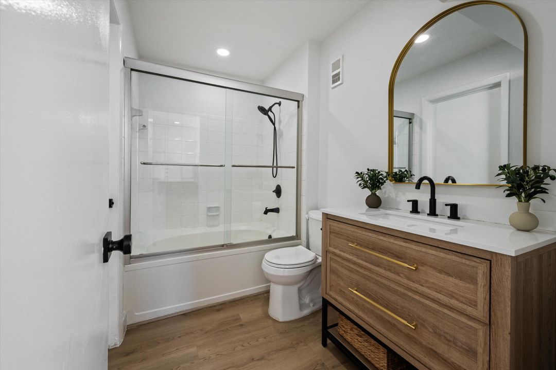 For Sale: $239,500 (2 beds, 2 baths, 904 Square Feet)