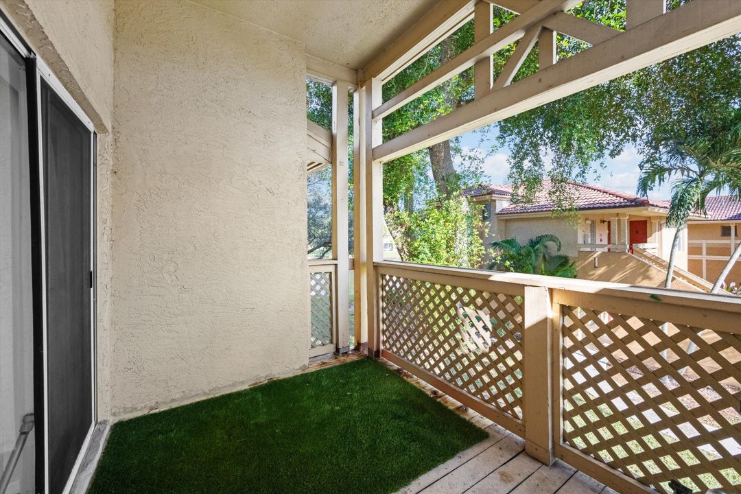 For Sale: $239,500 (2 beds, 2 baths, 904 Square Feet)