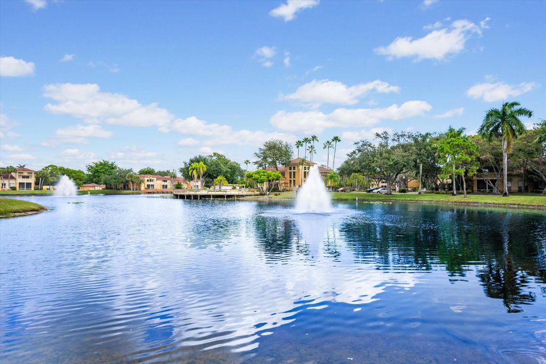 For Sale: $239,500 (2 beds, 2 baths, 904 Square Feet)