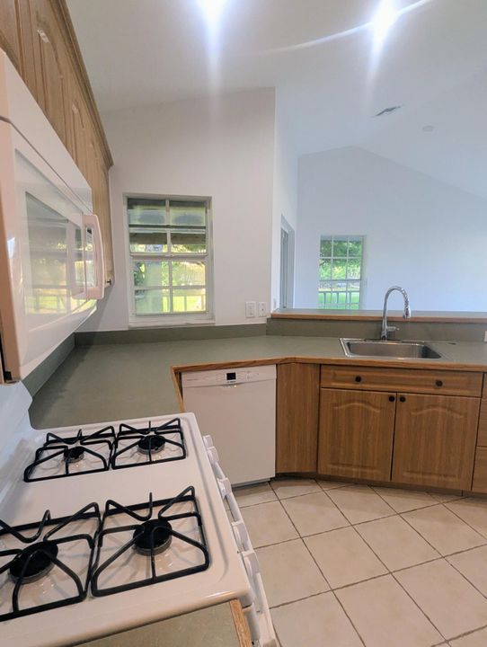 出租: $2,000 (1 贝兹, 1 浴室, 890 平方英尺)