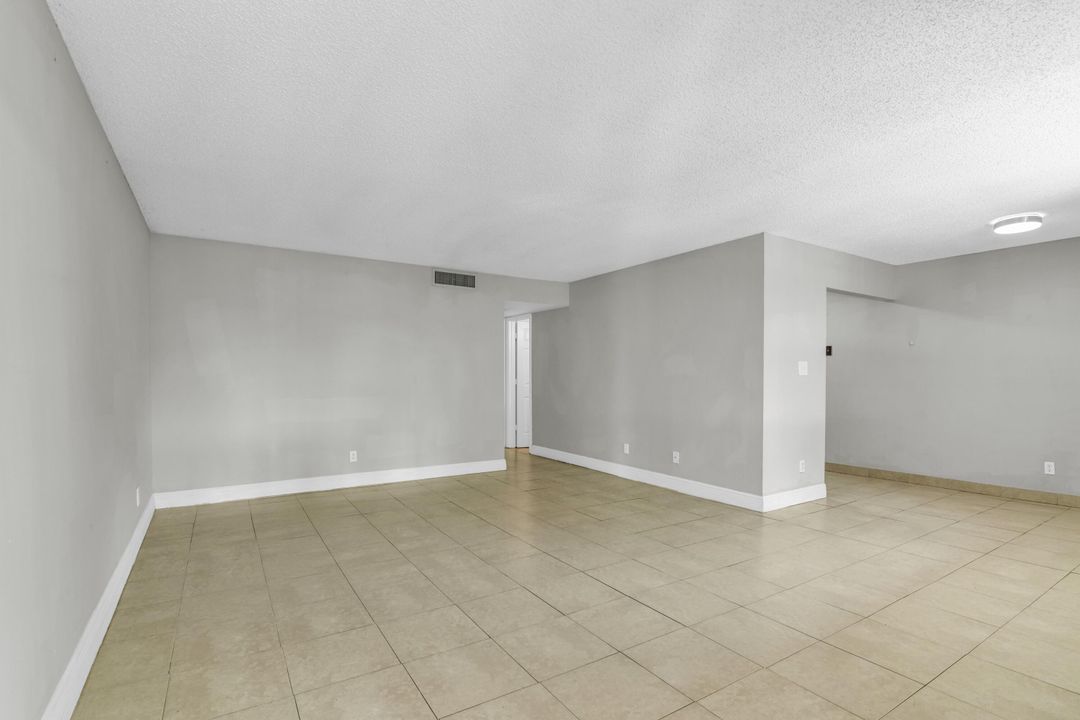 For Rent: $2,000 (2 beds, 2 baths, 921 Square Feet)