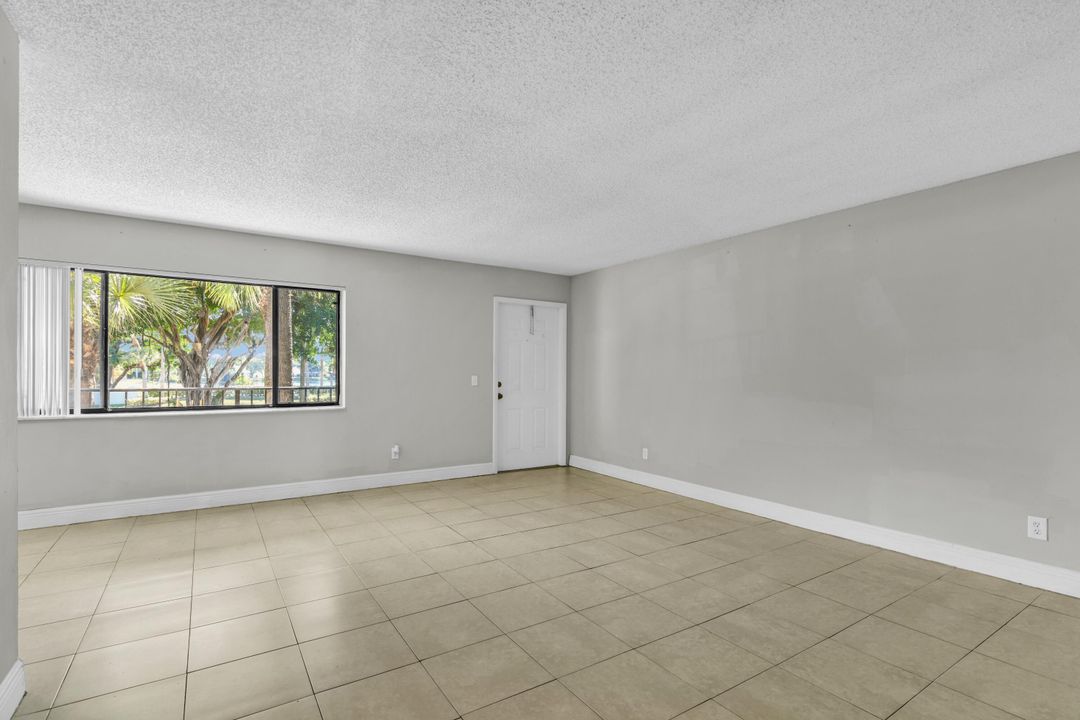 For Rent: $2,000 (2 beds, 2 baths, 921 Square Feet)