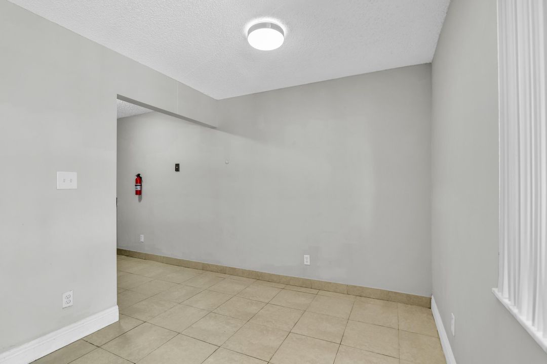 For Rent: $2,000 (2 beds, 2 baths, 921 Square Feet)