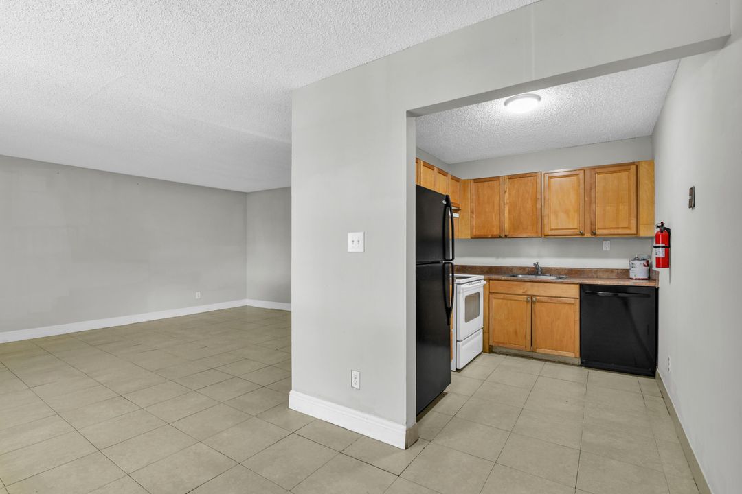 For Rent: $2,000 (2 beds, 2 baths, 921 Square Feet)
