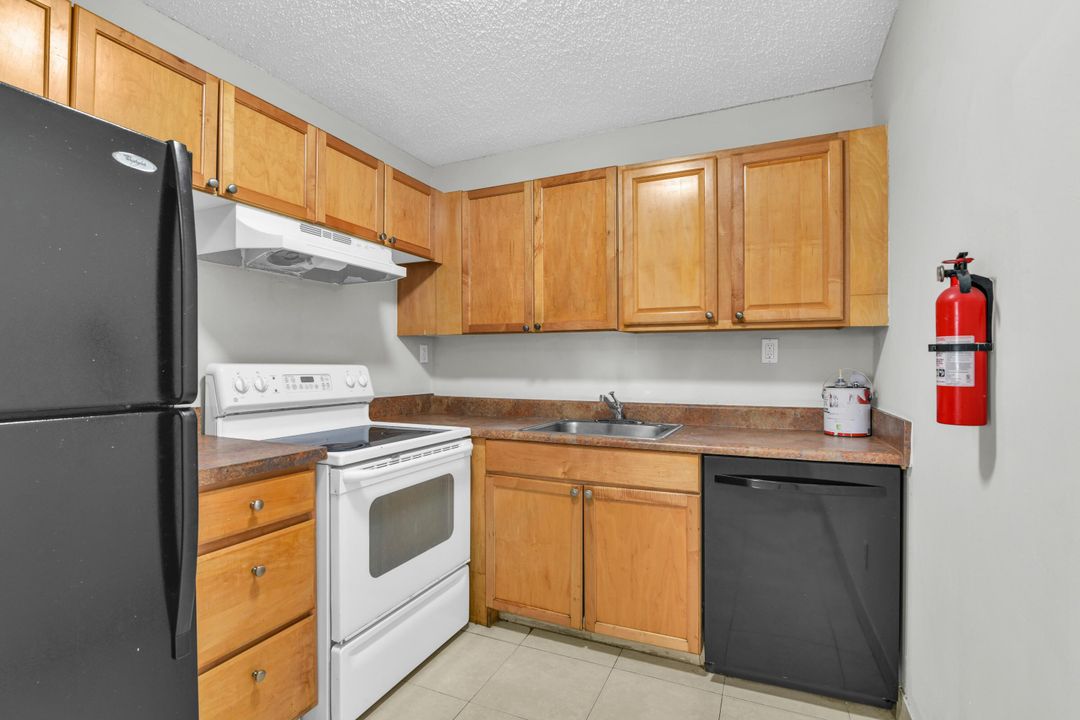 For Rent: $2,000 (2 beds, 2 baths, 921 Square Feet)