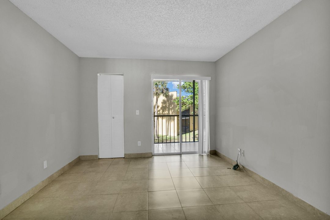 For Rent: $2,000 (2 beds, 2 baths, 921 Square Feet)