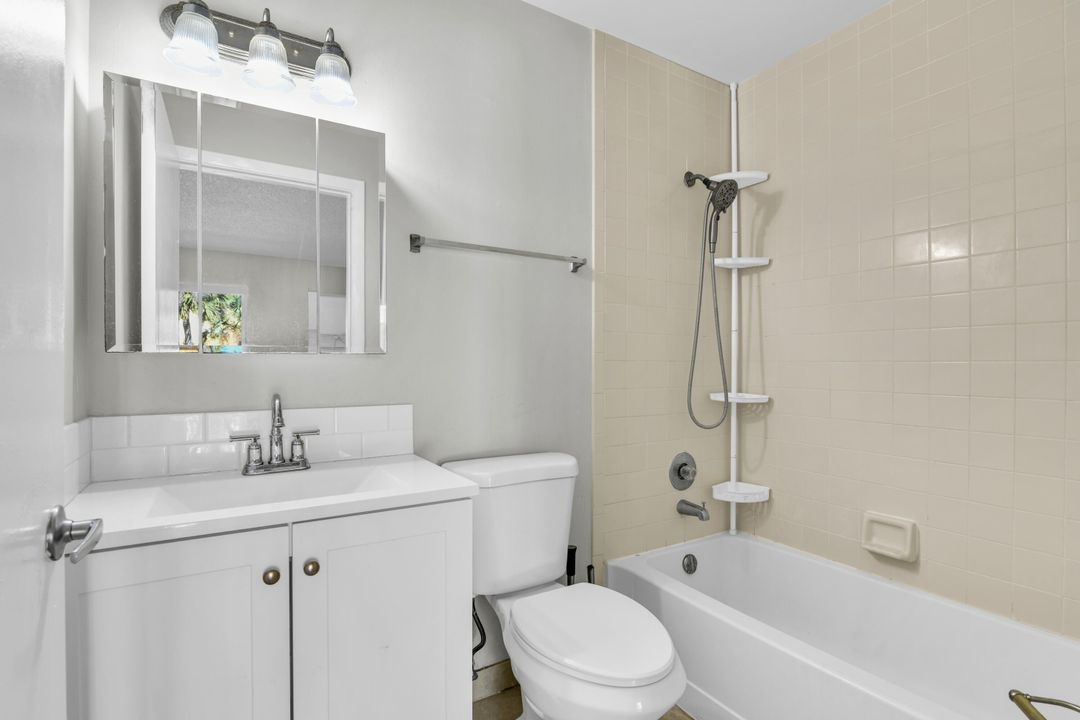 For Rent: $2,000 (2 beds, 2 baths, 921 Square Feet)