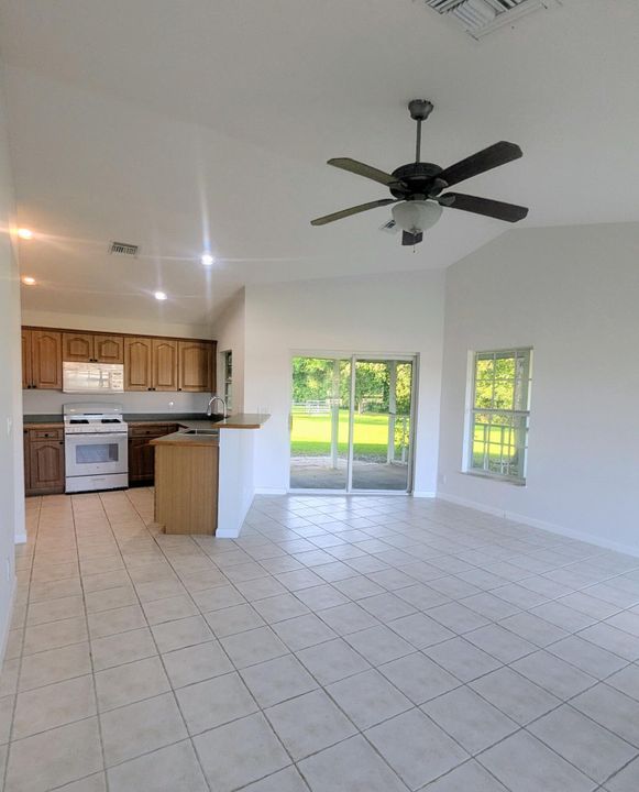 出租: $2,000 (1 贝兹, 1 浴室, 890 平方英尺)