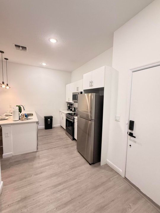 For Sale: $499,900 (5 beds, 5 baths, 2048 Square Feet)