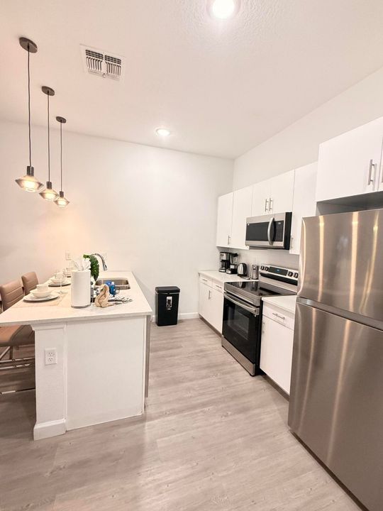 For Sale: $499,900 (5 beds, 5 baths, 2048 Square Feet)