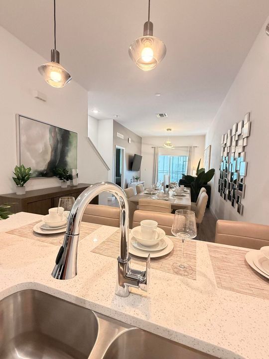 For Sale: $499,900 (5 beds, 5 baths, 2048 Square Feet)