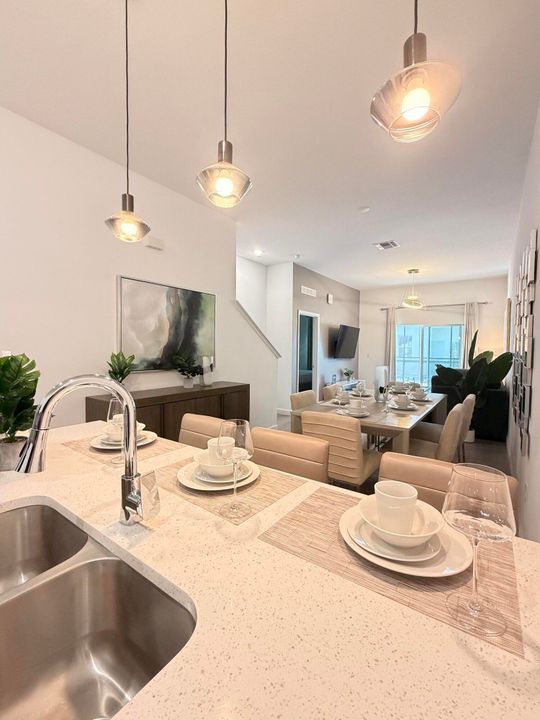 For Sale: $499,900 (5 beds, 5 baths, 2048 Square Feet)