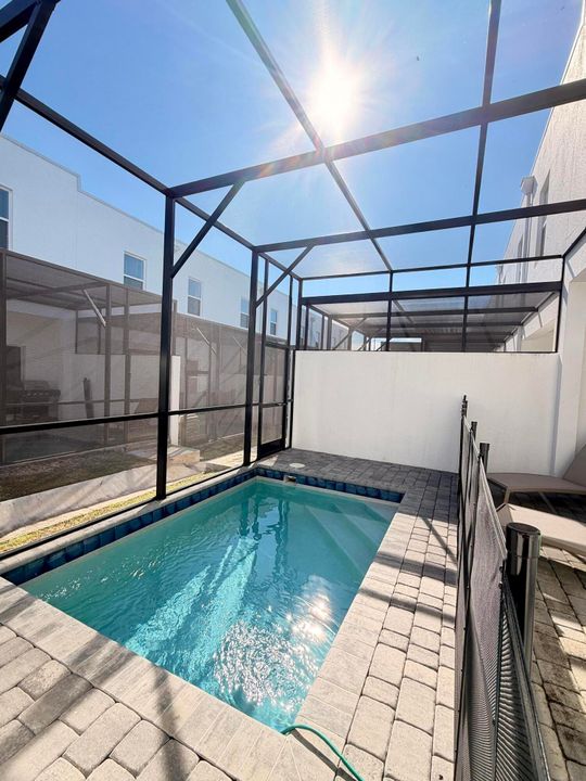 For Sale: $499,900 (5 beds, 5 baths, 2048 Square Feet)