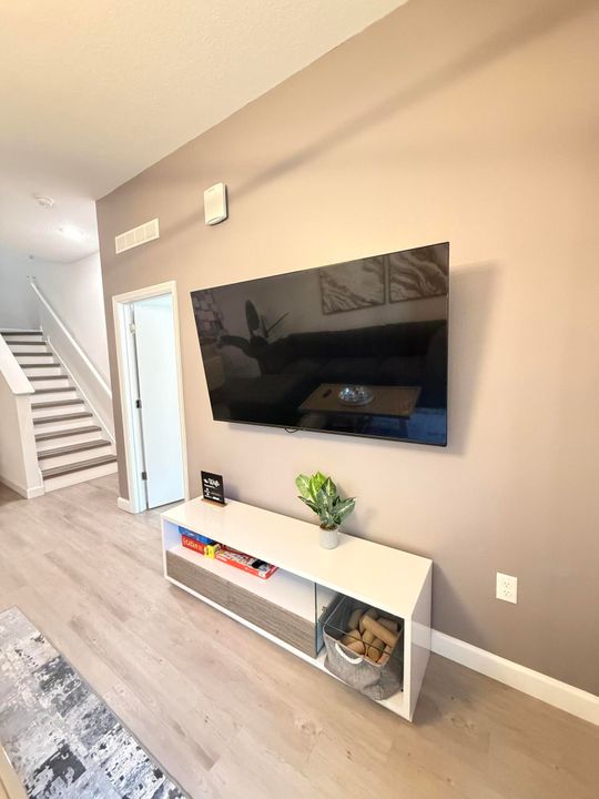 For Sale: $499,900 (5 beds, 5 baths, 2048 Square Feet)